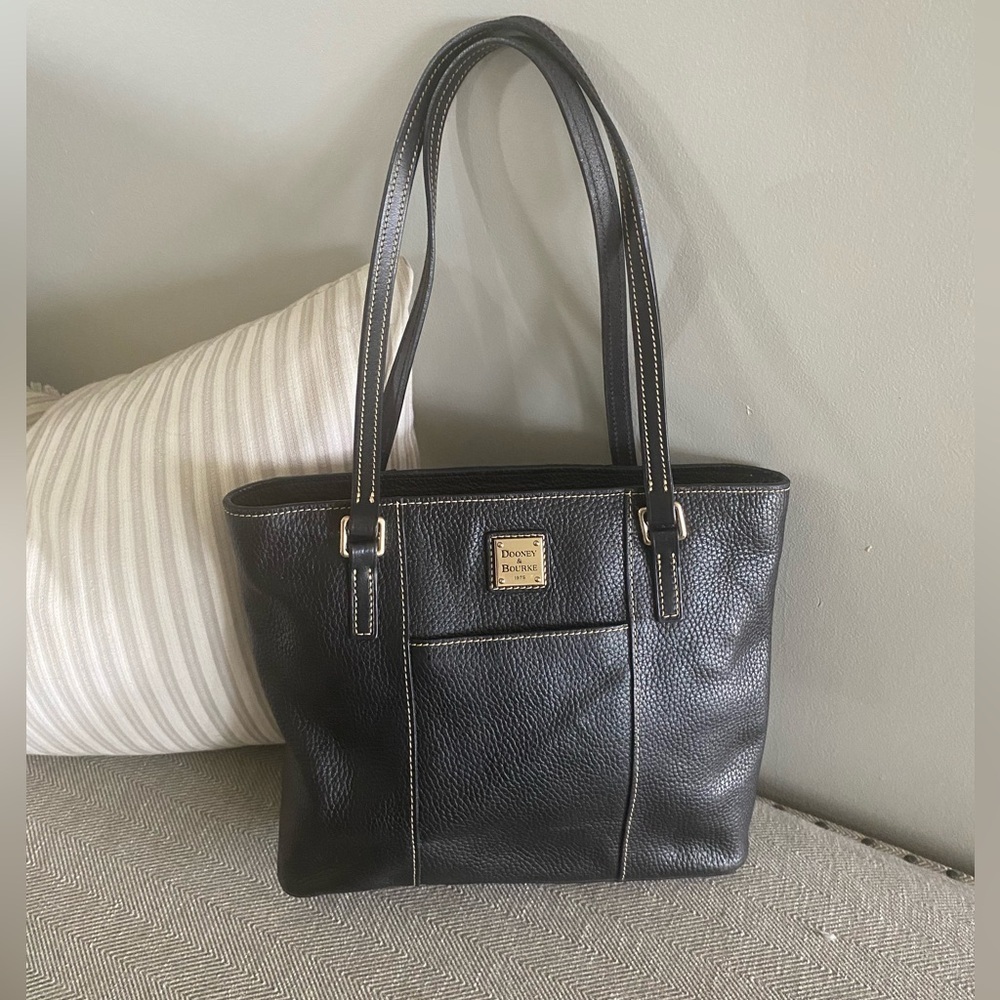 Dooney & Bourke black shoulder bag!!​​​​​​​​